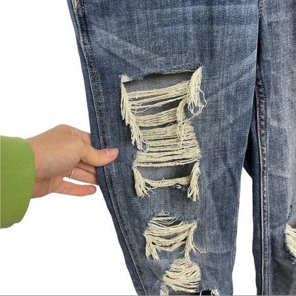 American Eagle Tomgirl Distressed Blue Denim Jeans Overall Size XS Relaxed Fit - Picture 15 of 16